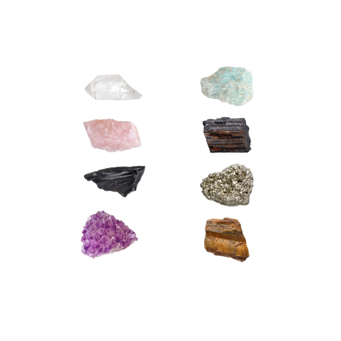 Billede af otte forskellige krystaller arrangeret i to lodrette rækker inkluderende klar kvarts, aquamarine, rosenkvarts, obsidian, turmalin, pyrit, amethyst og jaspis.