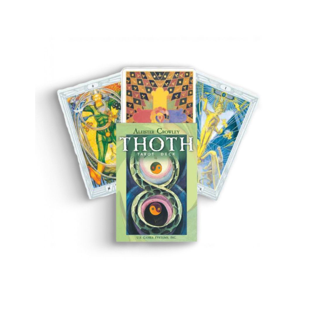 THOTH tarotkort de luxe af Aleister Crowley med en central kortpakke og flere kort i baggrunden markeret med farverige og detaljerede illustrationer