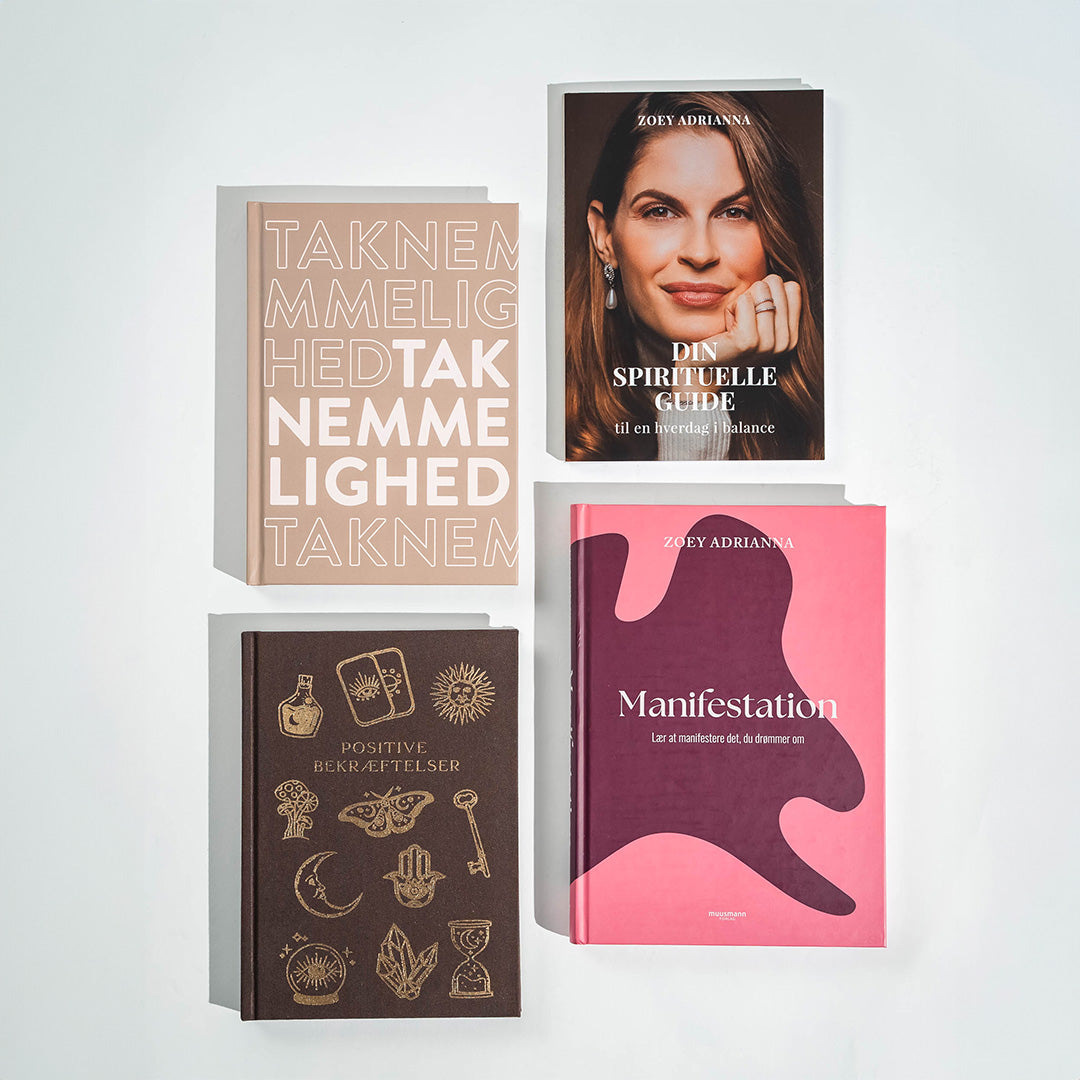 Fyra böcker från Den Spirituelle Startpakke med olika titlar och omslag. En bok med texten Taknemmelighed, en bok med titeln Din Spirituelle Guide, en bok med titeln Manifestation och en bok med titeln Positive Bekræftelser.