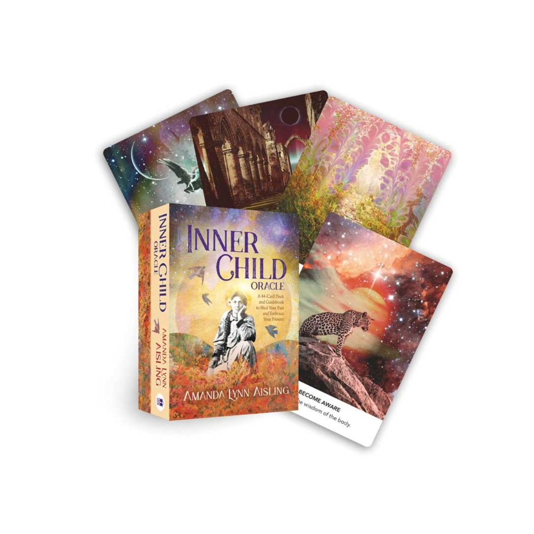 Indholdet af Inner Child Oracle Deck viser en farverig æske med kort, der har spirituelle illustrationer og motiver. Æsken er prydet med en kvinde i en drømmende tilstand omgivet af naturlige elementer. Kortene viser forskellige kunstneriske designs med stjerneklar himmel, dyr og spirende planter, der symboliserer indre vækst og forbindelse til naturen.