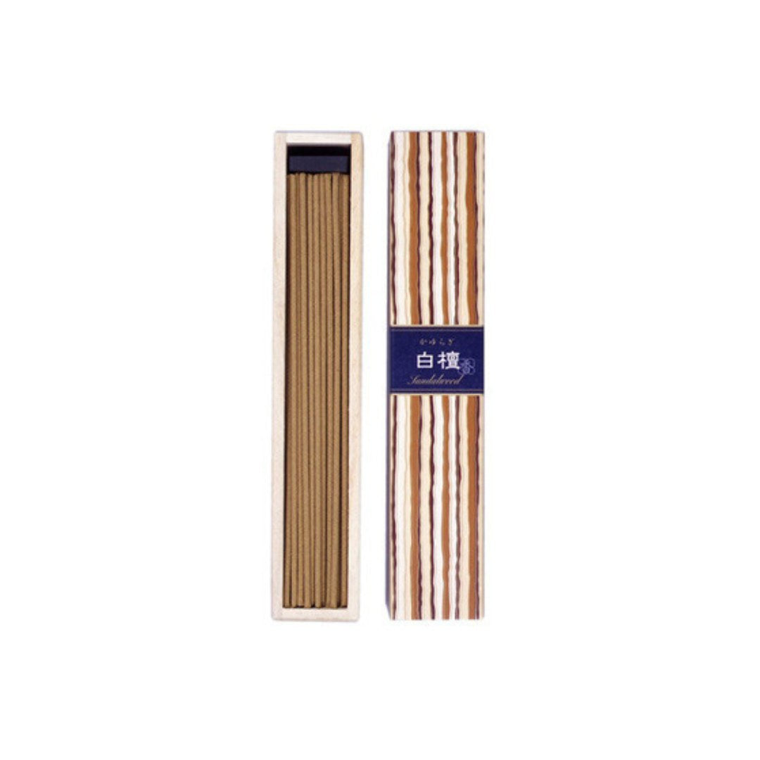 Billede af en kasse med røgelsespinde fra Kayuragi i sandalwood duft en elegant træindpakning med en dekorativ stribet design og en blå label der angiver sandalwood