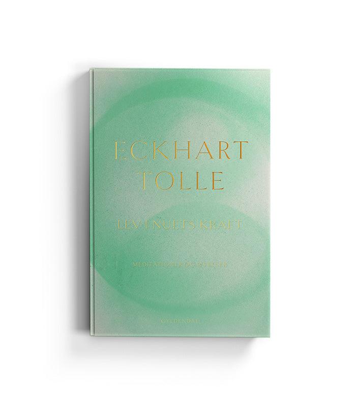 Bogomslag til Lev i Nuets kraft af Eckhart Tolle med en grønlig baggrund og guldskrift på forsiden