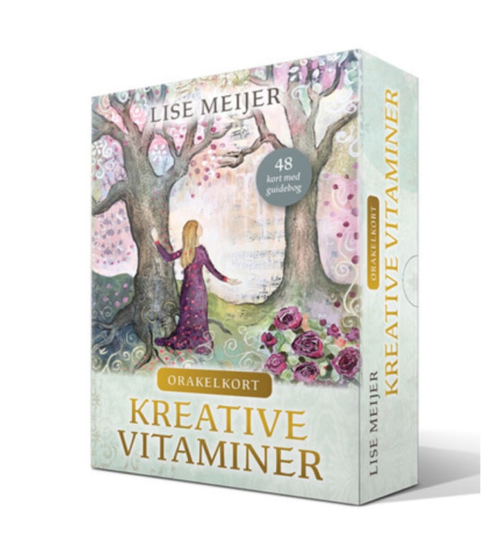Kreative Vitaminer af Lise Meijer præsenterer et sæt orakelkort med 48 kort og en guidebog pakke i farverig design med en kvinde i en lang kjole der står ved et træ omgivet af blomster og kunstneriske elementer