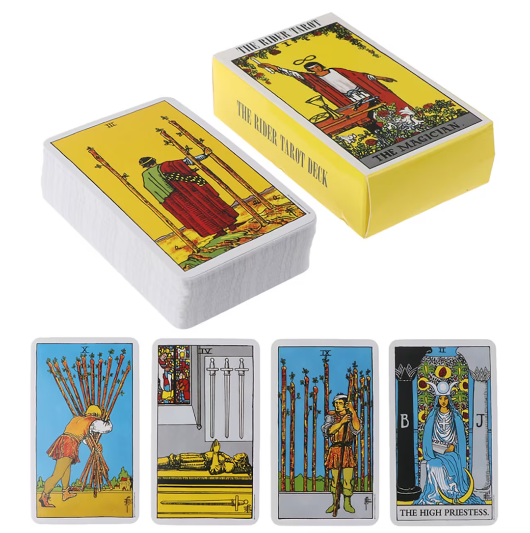 Rider-Waite tarotkortæske med kortfarver i gult og hvidt samt illustrationer af tarotkortene Den Magiker, Den Højeste Præst, Den Døde, Ti Stave og Ni Stave på samme billede