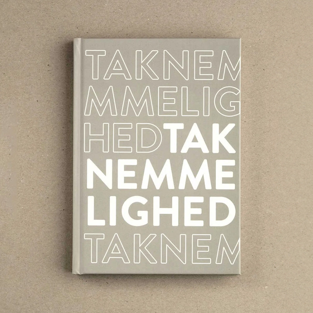Bok med titeln Taknemmelighed på en beige bakgrund