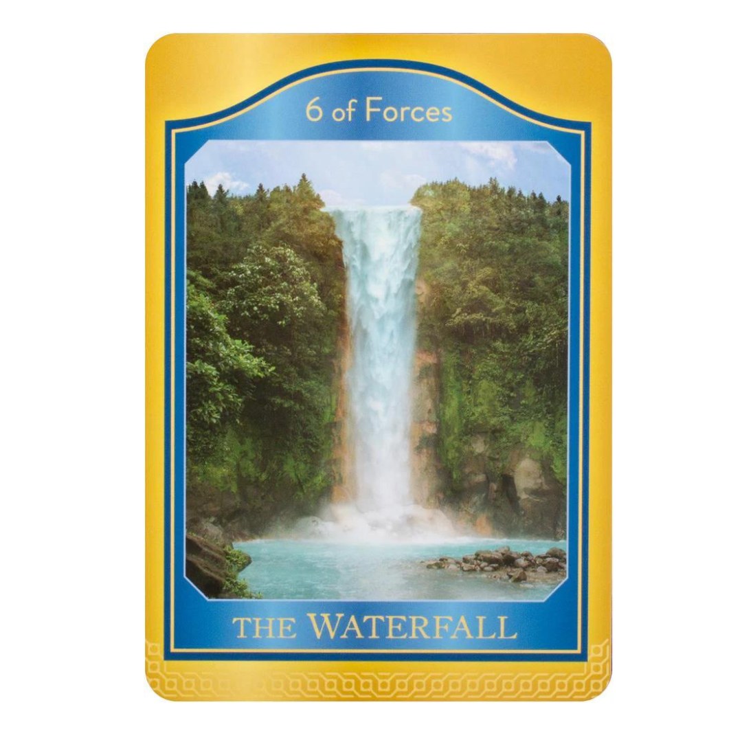 Et tarotkort med titlen 6 of Forces og et billede af en stor vandfald omgivet af frodig grøn skov med klart blåt vand nedenfor vandfaldet. I bunden af kortet står Der er også en gylden ramme, der omkranser billedet.