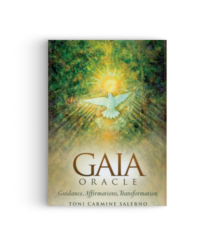 Billede af et orakelkort med teksten GAIA ORACLE og undertitlen Vejledning, Bekræftelser, Transformation i en grøn og gylden baggrund samt en hvit due der flyver over et lysglimt