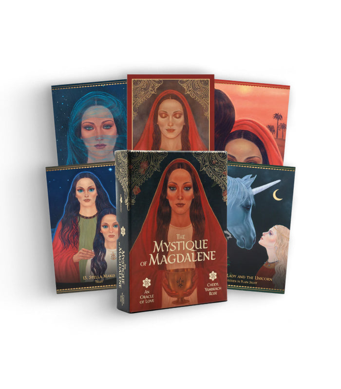 En samling af kort kaldet The Mystique of Magdalene er præsenteret. Kortene viser kvinder med forskellige hårfarver og udtryk, og de er prydet med kunstneriske detaljer. I midten står æsken med titlen tydeligt vist, omgivet af kortene, der repræsenterer forskellige temaer som kærlighed og mystik. Farverne spænder fra dybe røde og blå til bløde pasteller, der fremhæver det spirituelle fokus i produktet.