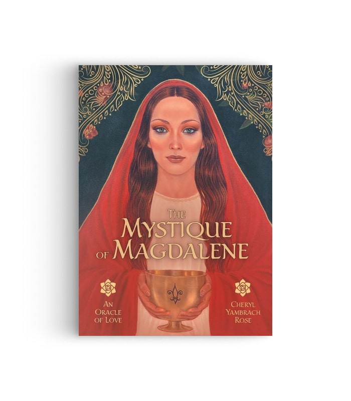 Cover af kortsættet Mystique of Magdalene med en kvinde iført rød kappe som holder en skål med begge hænder kunstnerisk designet med blomster og dekorative elementer i baggrunden