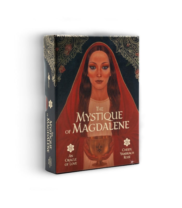 Produktbillede af kortsættet Mystique of Magdalene med en kvinde i rød kappe, der holder en skål. Designet har detaljerede mønstre i baggrunden og teksten Mystique of Magdalene samt forfatternavnet Cheryl Yambrach Rose.