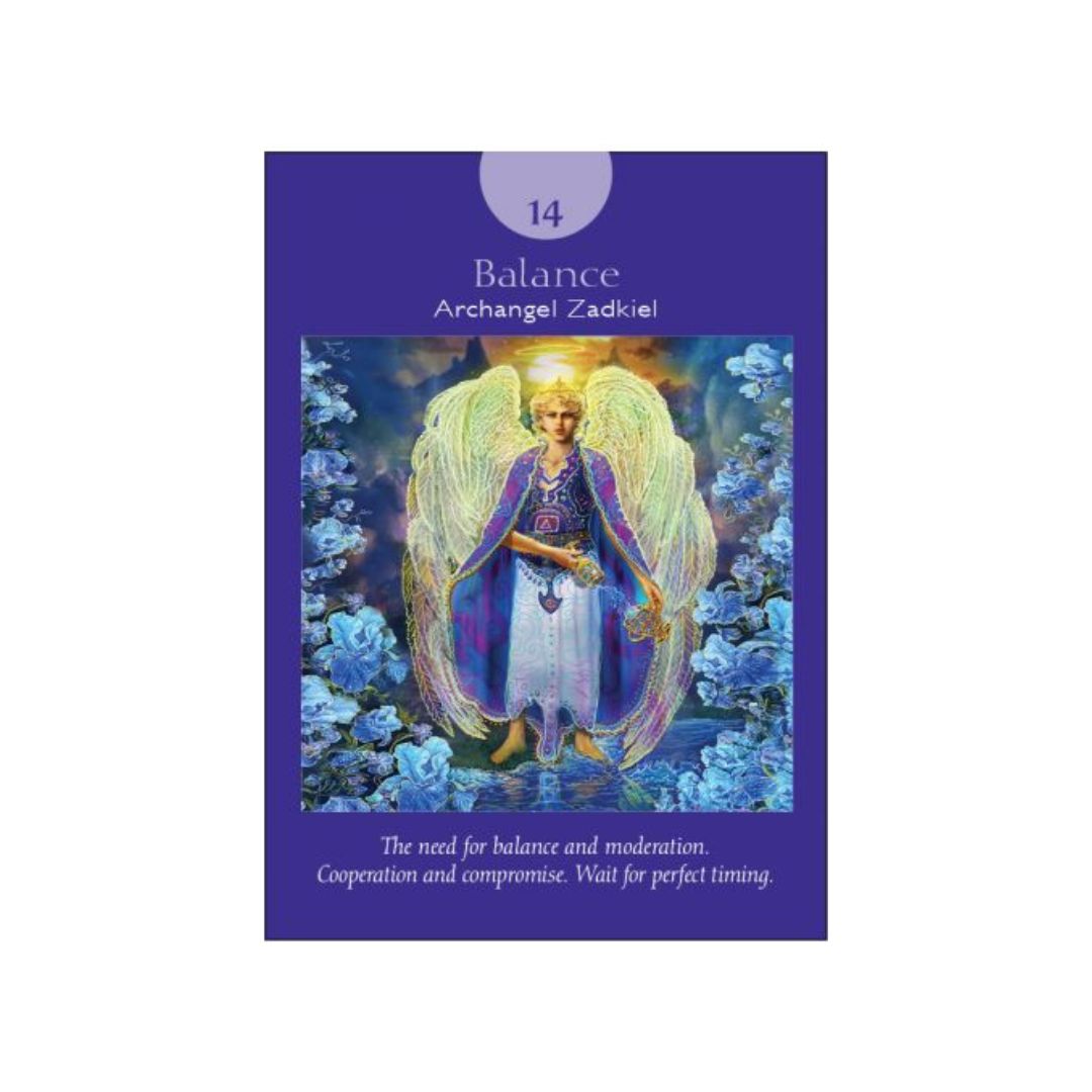 Kort med titlen Balance og illustrationen af ærkeenglen Zadkiel omgivet af blomster i nuancer af blå og lilla samt en gylden aura. Kortets besked omhandler behovet for balance og moderation.