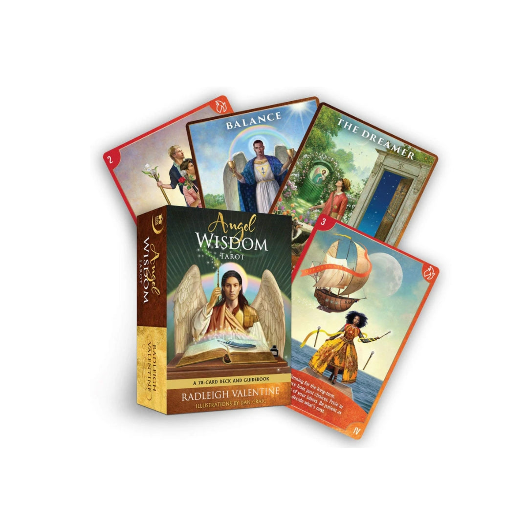 Angel Wisdom Tarot sæt med kort og guidebog præsenteret på en hvid baggrund, viser illustrerede tarotkort med forskellige motiver som Balance og The Dreamer samt et billede af en engel med en bog.