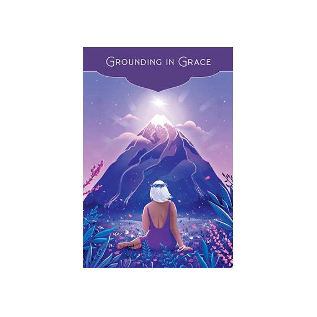 Illustration af en person, der sidder på en græsmark med ryggen mod kameraet, omgivet af farverig vegetation og blomster. I baggrunden rejser en majestætisk bjergtop sig op under en lysende himmel, som symboliserer ro og forbindelse til jorden. Teksten øverst angiver temaet Grounding in Grace.