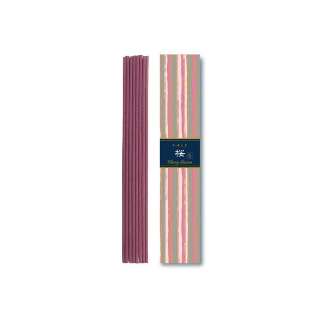Produktbillede af Kayuragi Cherry Blossom med en pakke indeholdende violette røgelsestænger og en dekorativ emballage med stribede mønstre i pastelfarver og en mørkeblå etiket med teksten Cherry Blossom