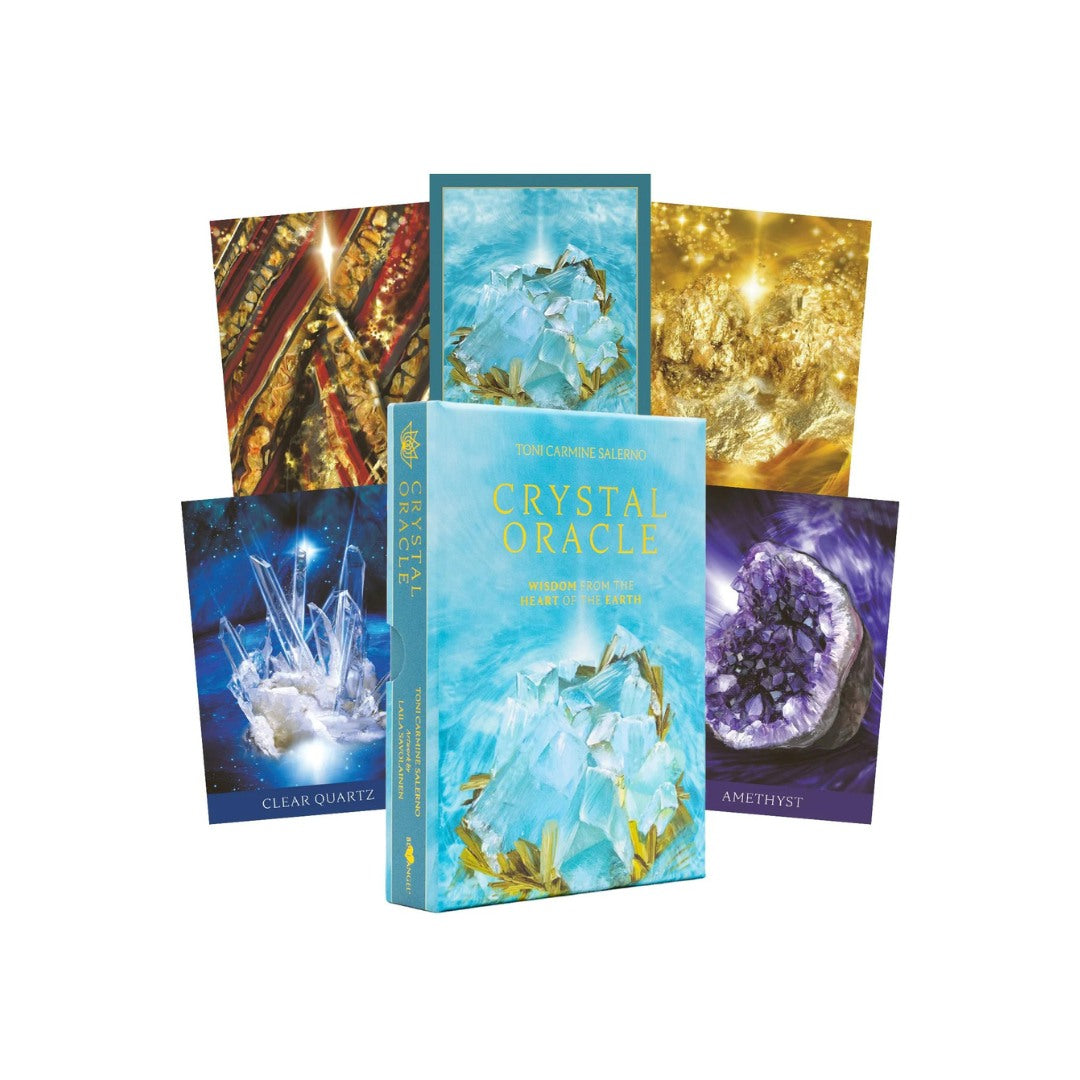 Billede af produktet Crystal Oracle af Toni Carmine Salerno med en bog i midten og fire kort omkring den som viser forskellige krystaller som klar kvarts og ametyst designet til orakellæsning.