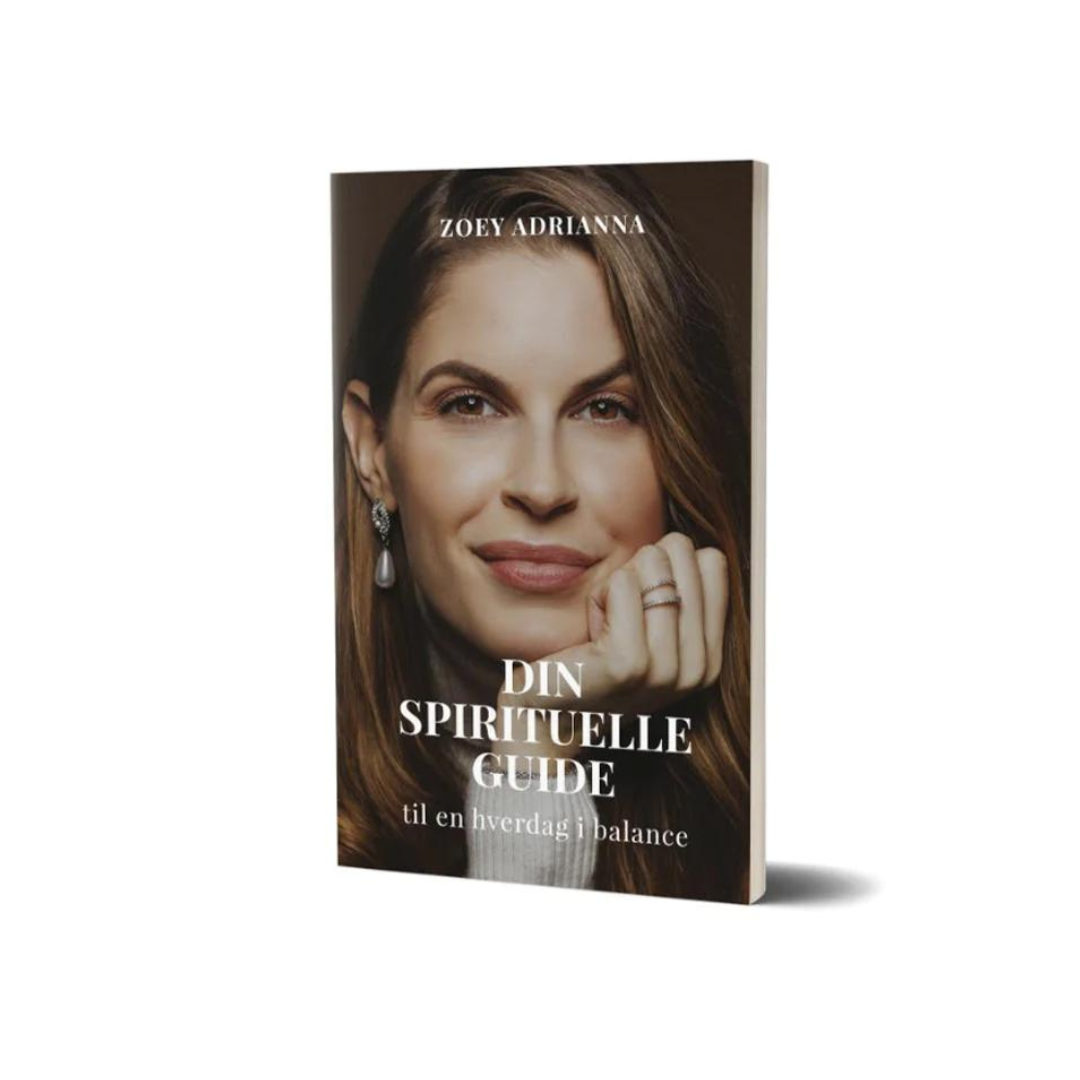 Bok med titeln Din Spirituelle Guide av Zoey Adrianna som visar en kvinna med ett leende och en hand på sitt ansikte