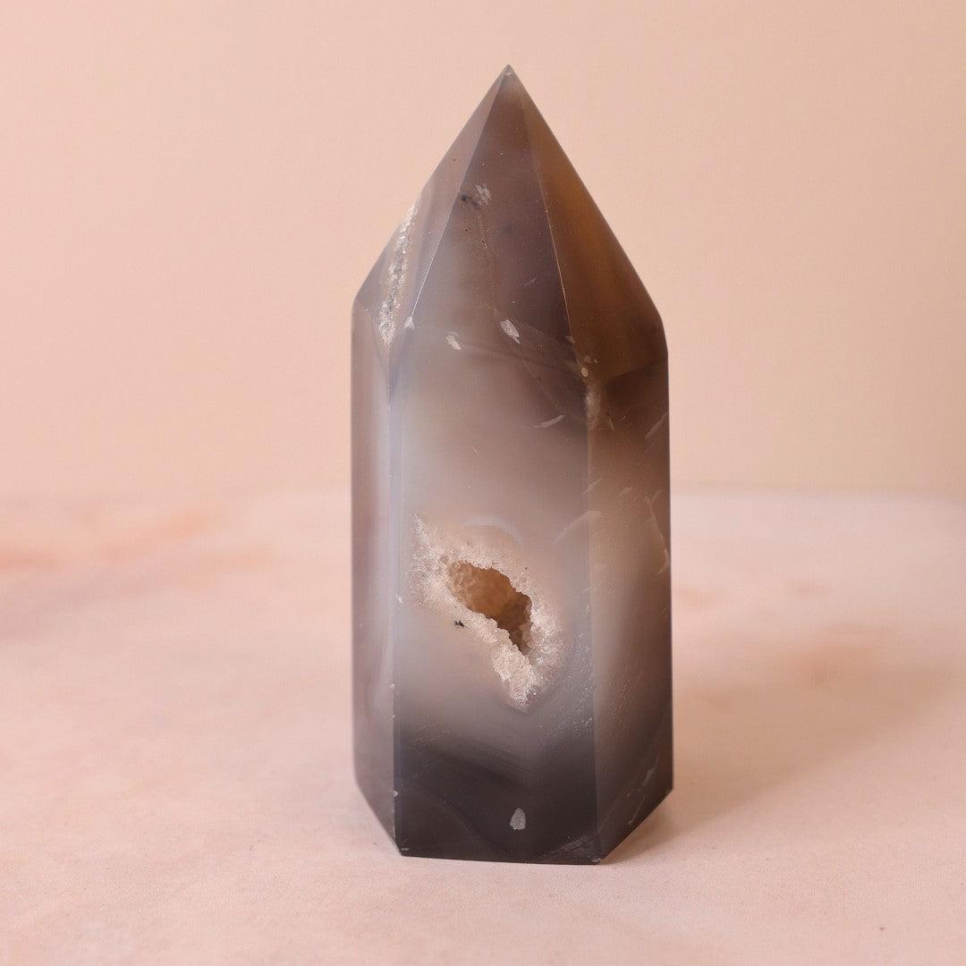 Druzy agat tårn med en spids top i nuancer af grå og hvid med en naturlig hulrum i siden