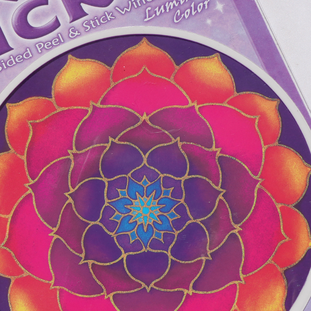 Klistermärke med en gyllene lotusblomma i färgerna rosa, lila och blå