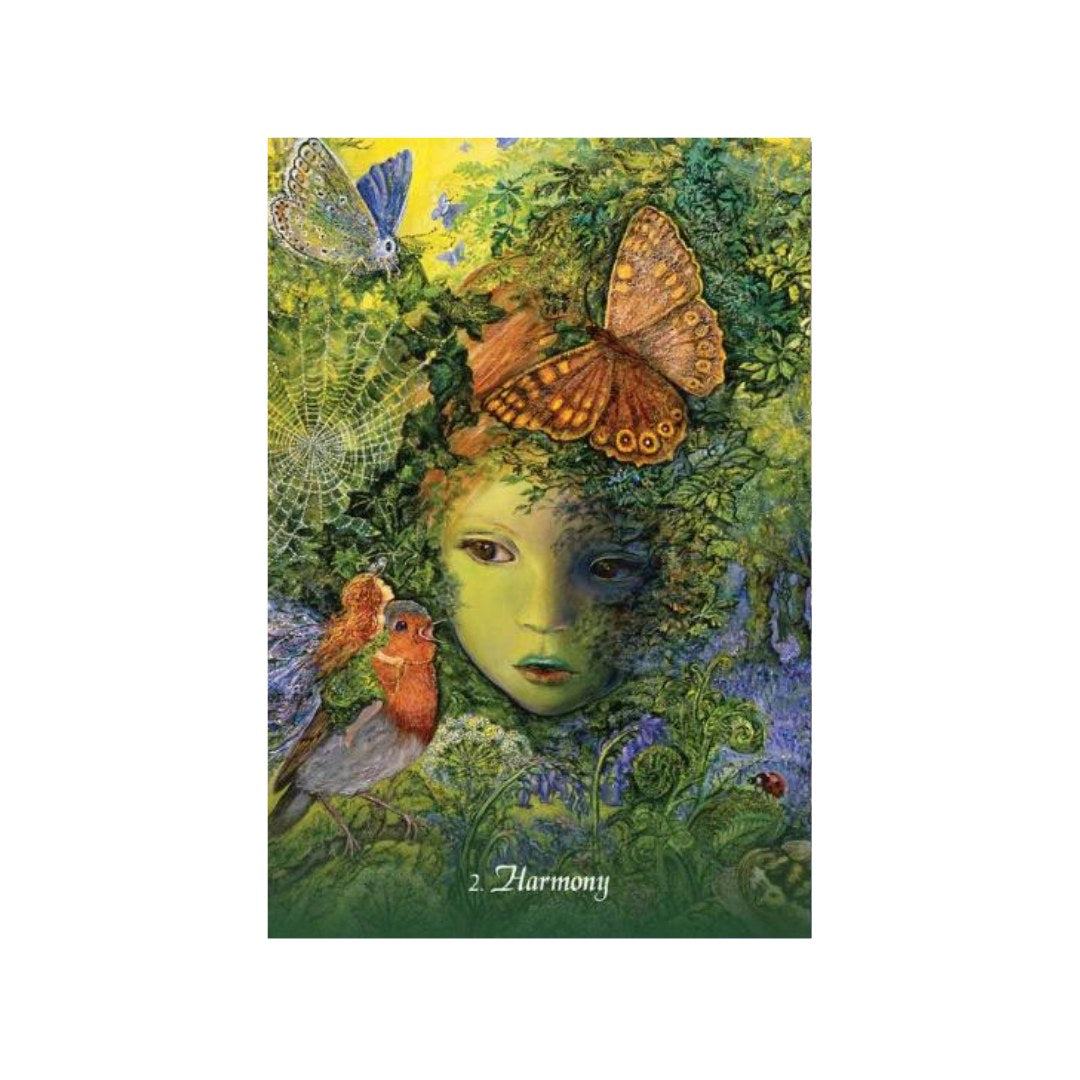 En farverig illustreret kort fra Gratitude Oracle af Angela Hartfield med en grøn baggrund, en ansigtstræk af et barn omfavnet af blade, sommerfugle og små fugle, der symboliserer harmoni og naturens skønhed.