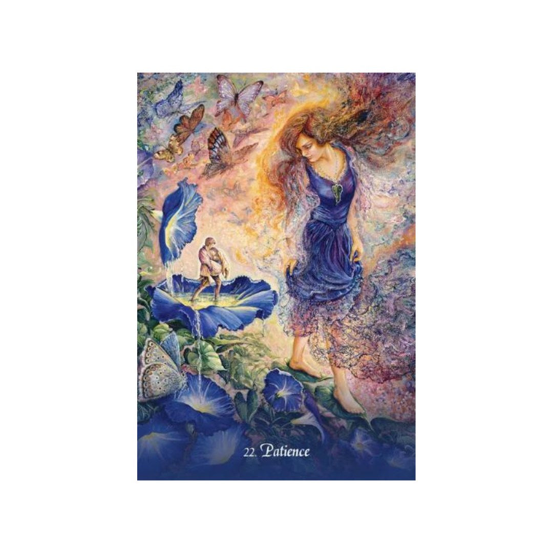 Billede af et tarotkort fra Gratitude Oracle med titlen Tålmodighed viser en kvinde iført en blå kjole, der står på blomsterbladene. Hun har langt, bølget hår og betragter den lille mand, der stående på et blomsterblad i vandet. Baggrunden er farverig med sommerfugle og en drømmende skyformation. Nederst på kortet står nummeret 22 og ordet Tålmodighed.
