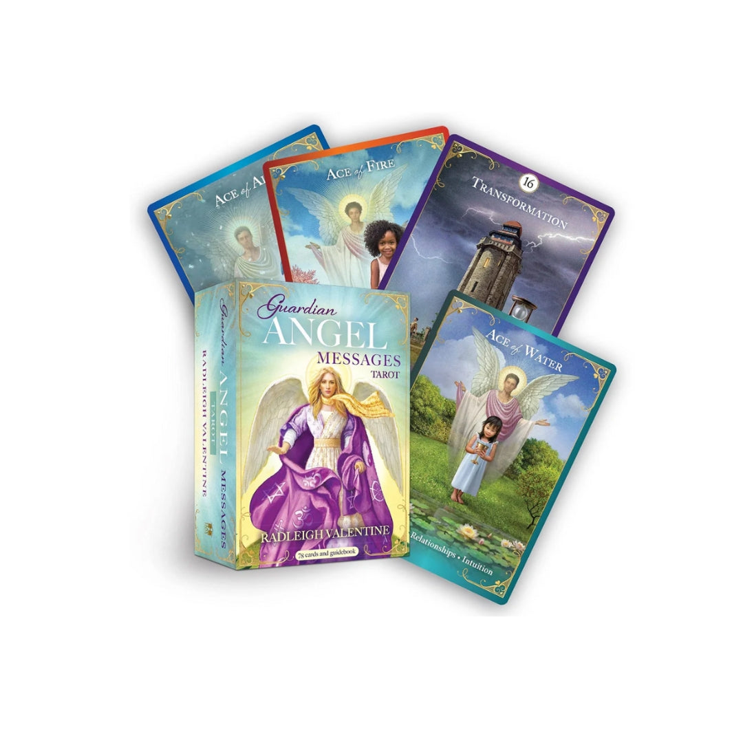 Billede af pakken med engletarotkort med titlen Guardian Angel Messages Tarot indeholdende fem kort der viser forskellige motiver herunder Ace of Fire og Ace of Water samt et kort med titlen Transformation