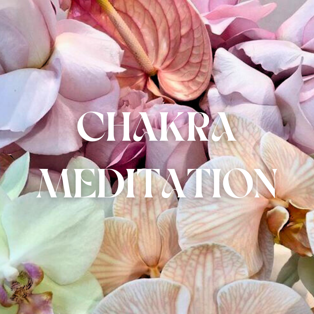 Farverig buket af blomster med tekst der siger Chakra Meditation i en elegant skrifttype