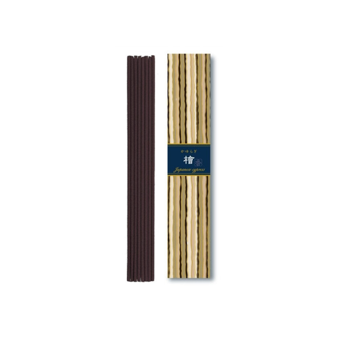 Billede af en pakke med Kayuragi japansk cypress røgelsespinde præsenteret i en elegant indpakning med stribede mønstre og en mørkeblå etiket der angiver produktets navn og type røgelse