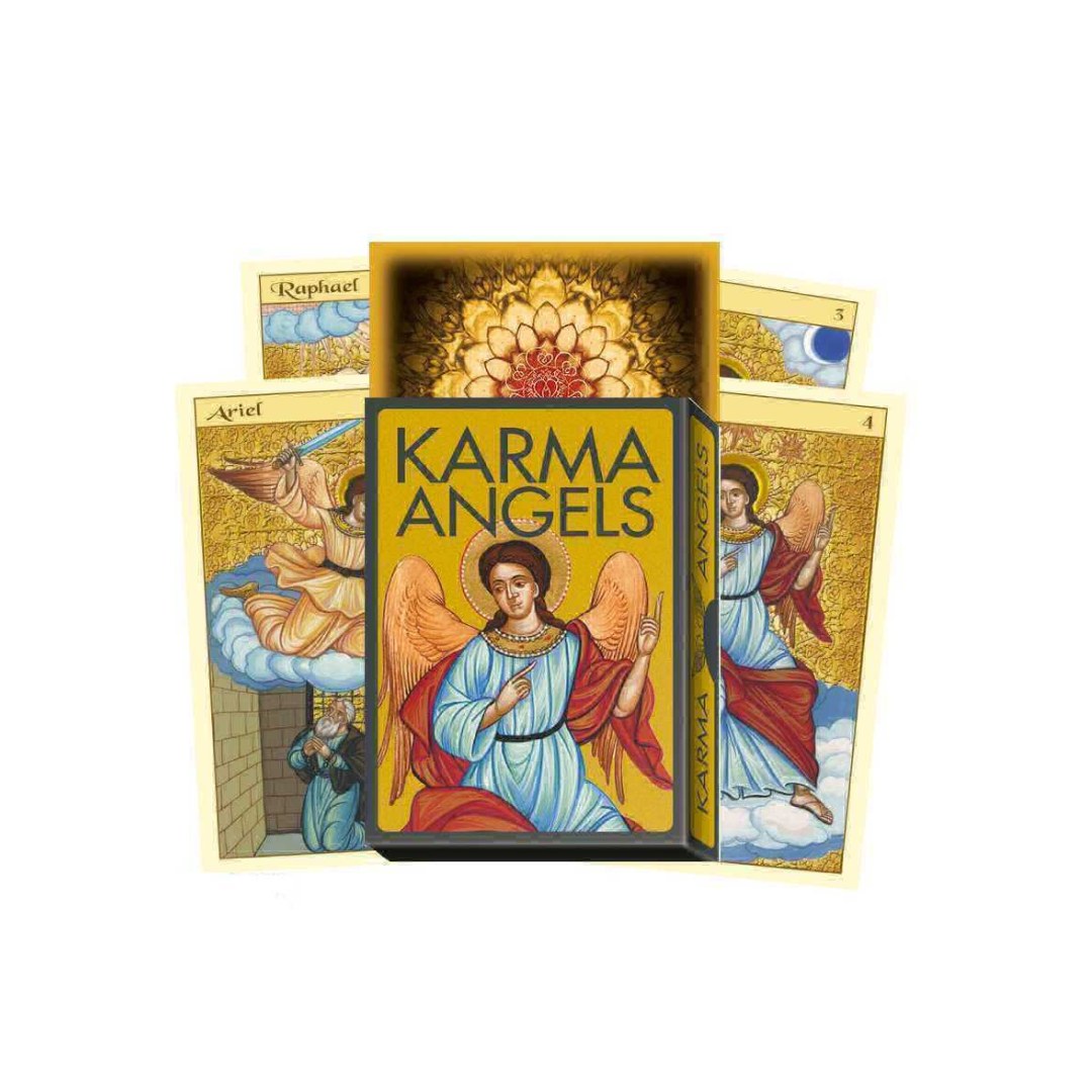 Billede af kortstakken Karma Angels fra Lo Scarabeo med en illustreret æske og flere kort synligt omkring æsken. Æsken har en farverig figur af en engel med vinger og en gylden baggrund. Kortene viser forskellige engle med detaljerede illustrationer og farver.