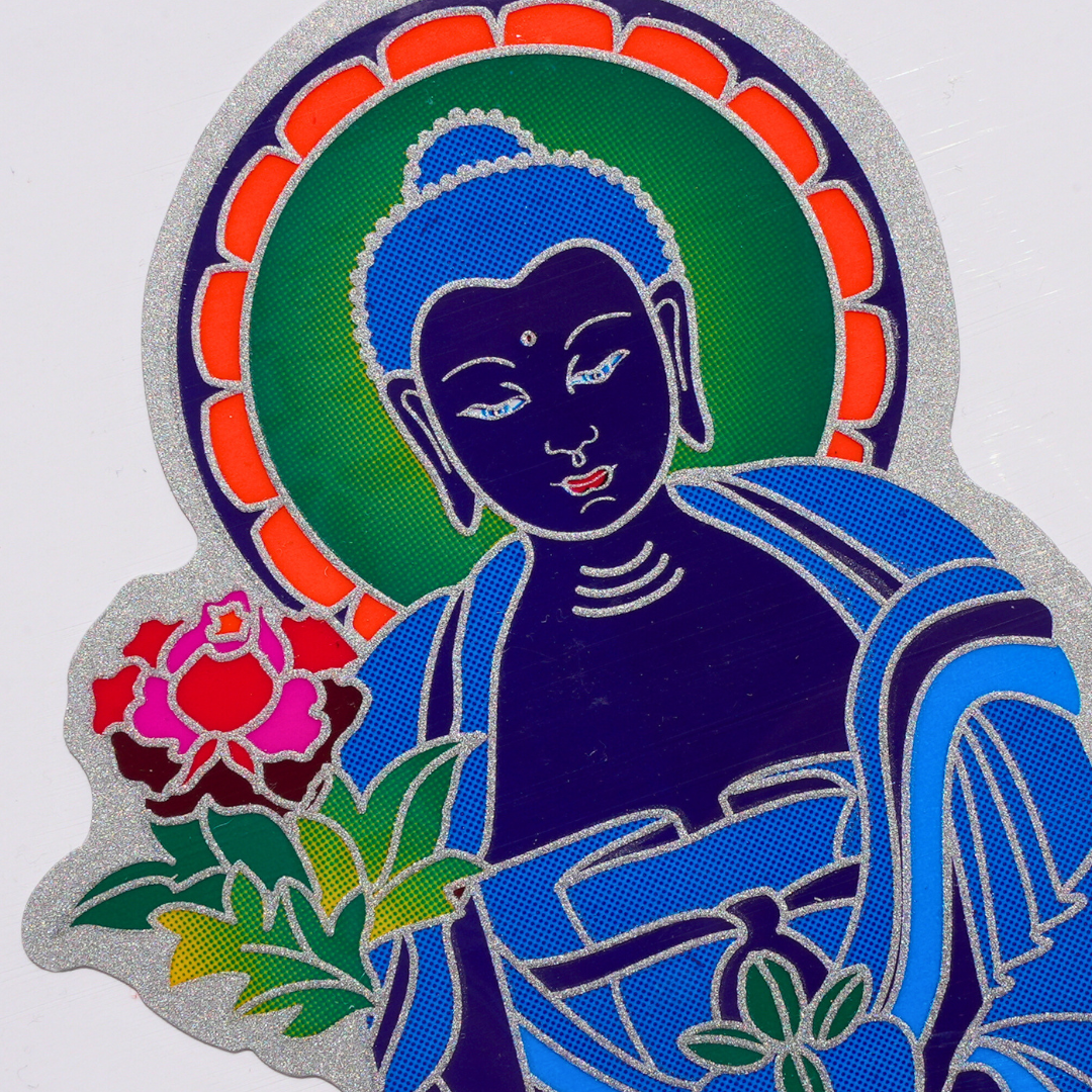 Klistermärke med en avbildning av Buddha i färgglatt mönster och detaljerade element