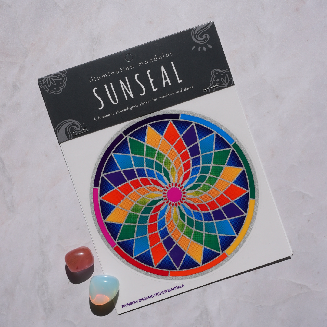 Klistermärket Mandala med färgglada geometriska mönster och en centralpunkt, designat för fönster och dörrar.