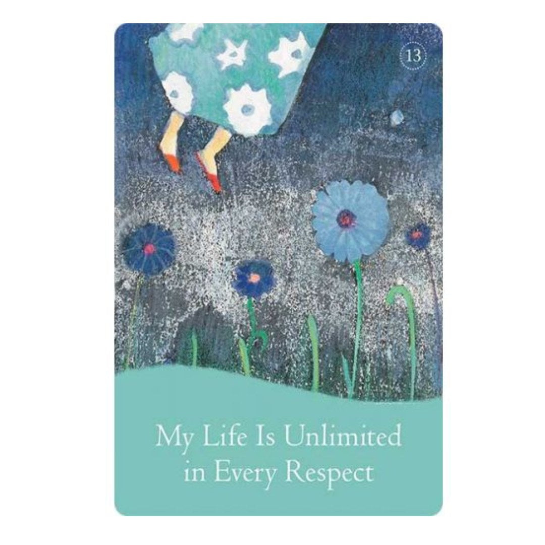 Et farverigt orakelkort med en illustration af en kvinde, der svæver over blomster i nuancer af blå, med en grøn nederdel og røde sko. Nederste del af kortet har teksten My Life Is Unlimited in Every Respect. Kortet har en blød, drømmende baggrund med grønne og blå nuancer.