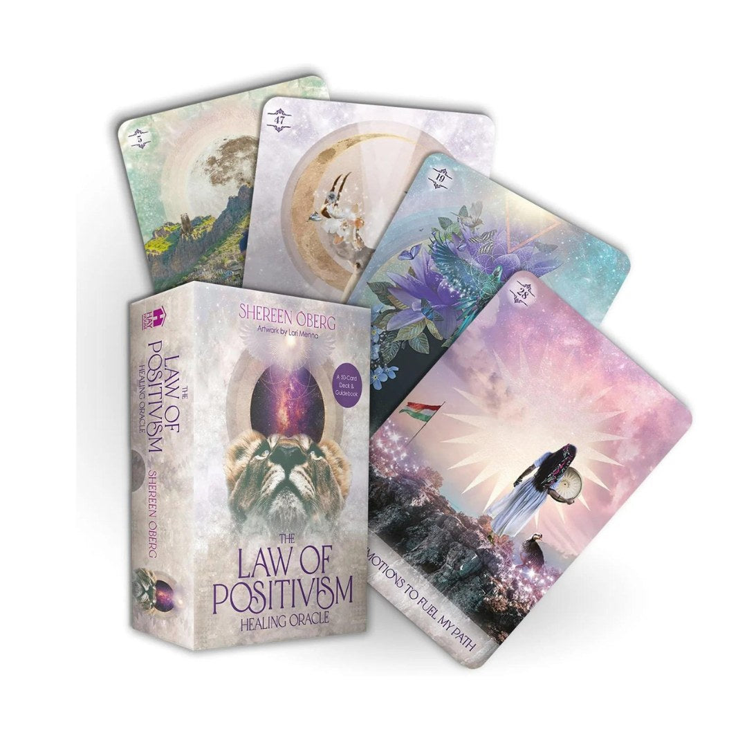 Billede af kortpakken Law of Positivism Healing Oracle af Shereen Öberg, som viser en æske med farverige orakelkort. Æsken prydes af et motiv af en løve og teksten i gyldne bogstaver. Udenom ligger fire orakelkort, som hver har unikke billeder og symboler, der repræsenterer forskellige temaer og energier fra kortsættet.