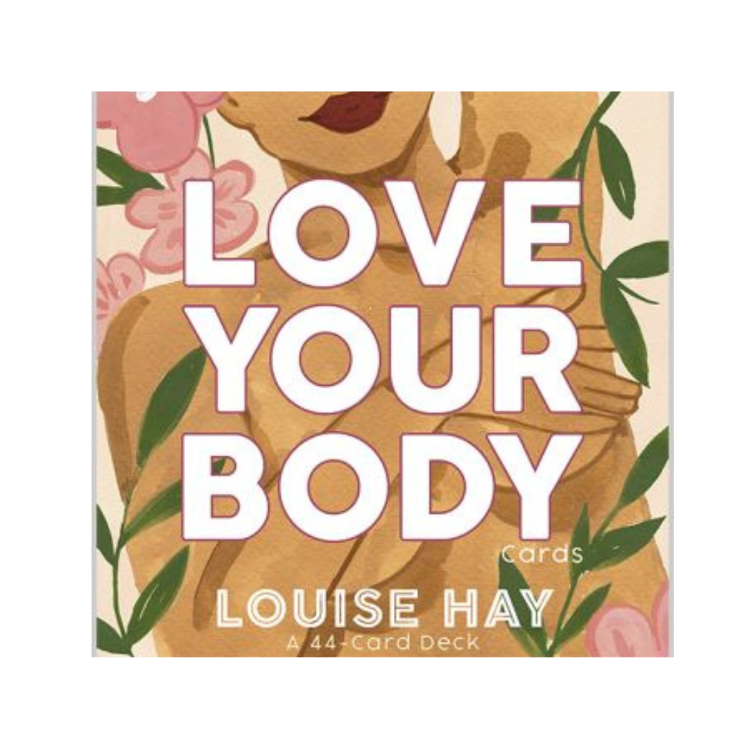 Produktbillede af kortsættet Love Your Body af Louise Hay med en kunstnerisk illustration af en kvindelig figur omfavnet af blomster og grønne blade. Titlen Love Your Body er fremtrædende i store, hvide bogstaver. Kortsettets formål er at fremme kropspositivitet og selvkærlighed.