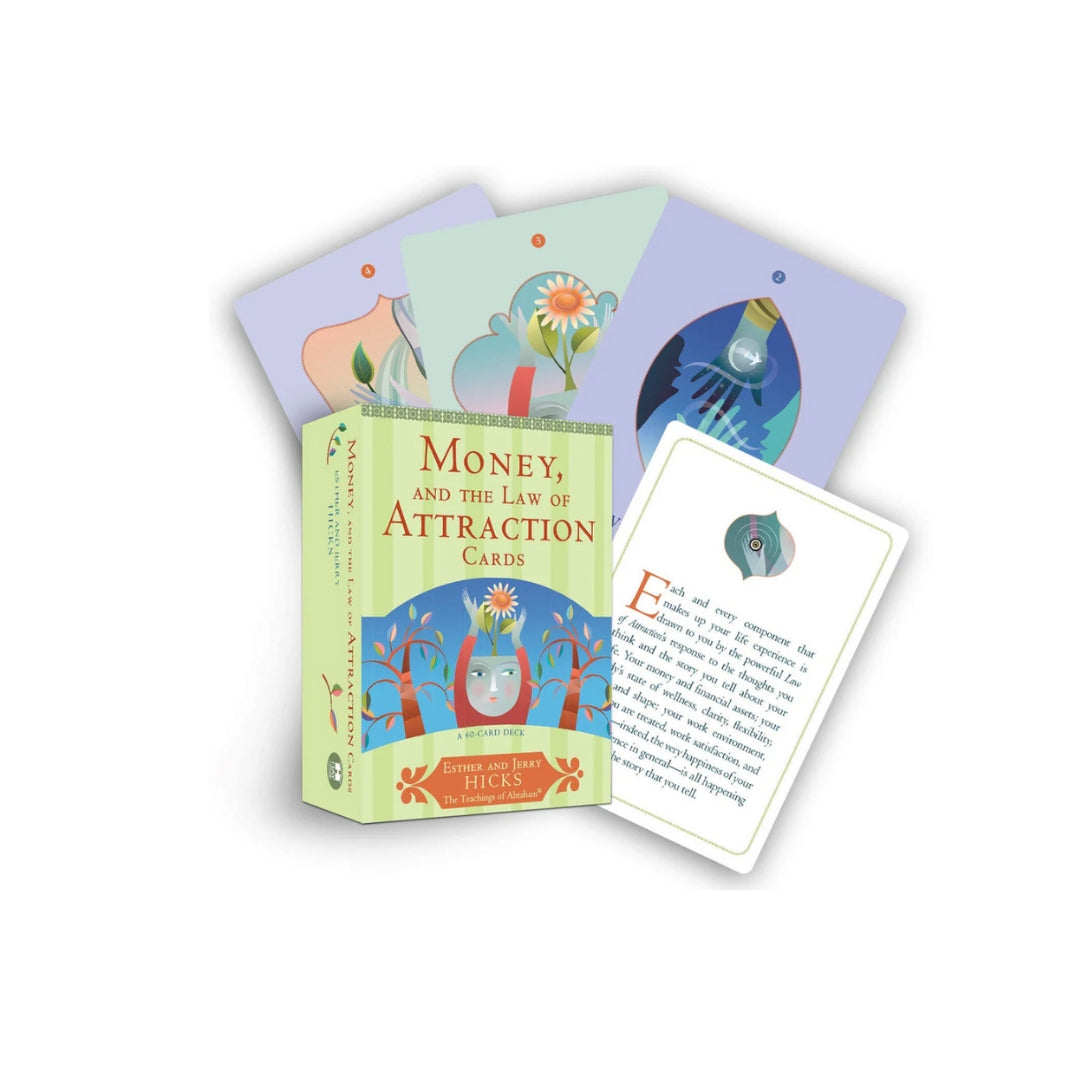 Produktbillede af Money and the Law of Attraction orakelkort med æske og flere kort synlige i forskellige farver og design. Æsken har en grøn baggrund med illustrationer af ansigtet og blomster. Kortene viser botaniske motiver og forskellige farver, herunder blå og lysegrøn. En af kortene indeholder tekst med en beskrivelse relateret til loven om tiltrækning.