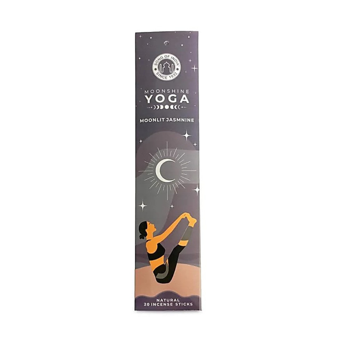 Förpackning av Moonshine Yoga Moonlit Jasmine med illustration av yogautövare och natthimmel. Innehåller 20 naturliga rökelsepinnar.