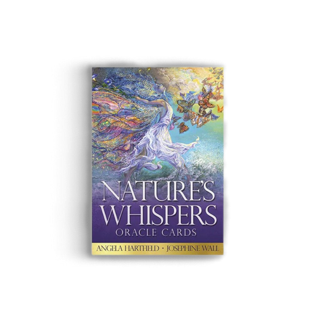 Forsiden af Nature's Whispers orakelkort med en farverig illustration af en kvinde med bølgende hår omgivet af sommerfugle og naturmotiver titlen er skrevet i store bogstaver i lilla med hvid skrift nederst står Angela Hartfield og Josephine Wall