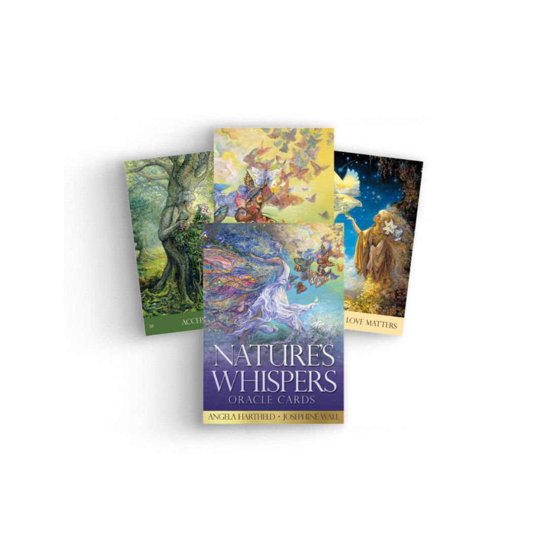 Naturens hvisker orakelkort af Angela Hartfield med illustrationer af Josephine Wall viser en samling af smukt designede kort. Midterkortet er prydet med titlen Naturens hvisker i en farverig og flydende stil. De omkringliggende kort indeholder naturinspirerede motiver som træer, sommerfugle og fantastiske figurer, som formidler en følelse af magi og forbindelse til naturen.