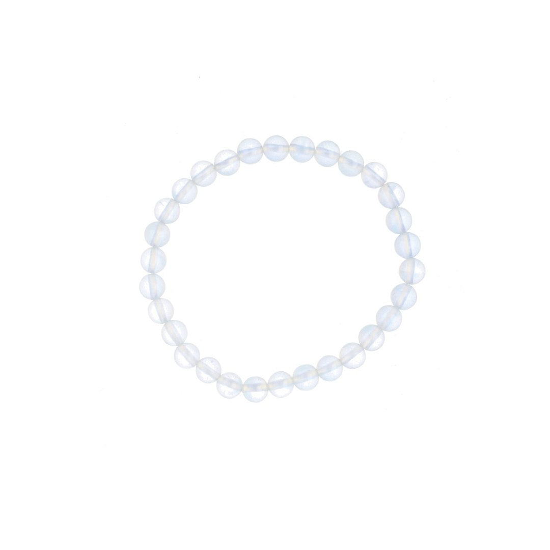 Ett armband av genomskinliga glaspärlor i ett cirkulärt mönster