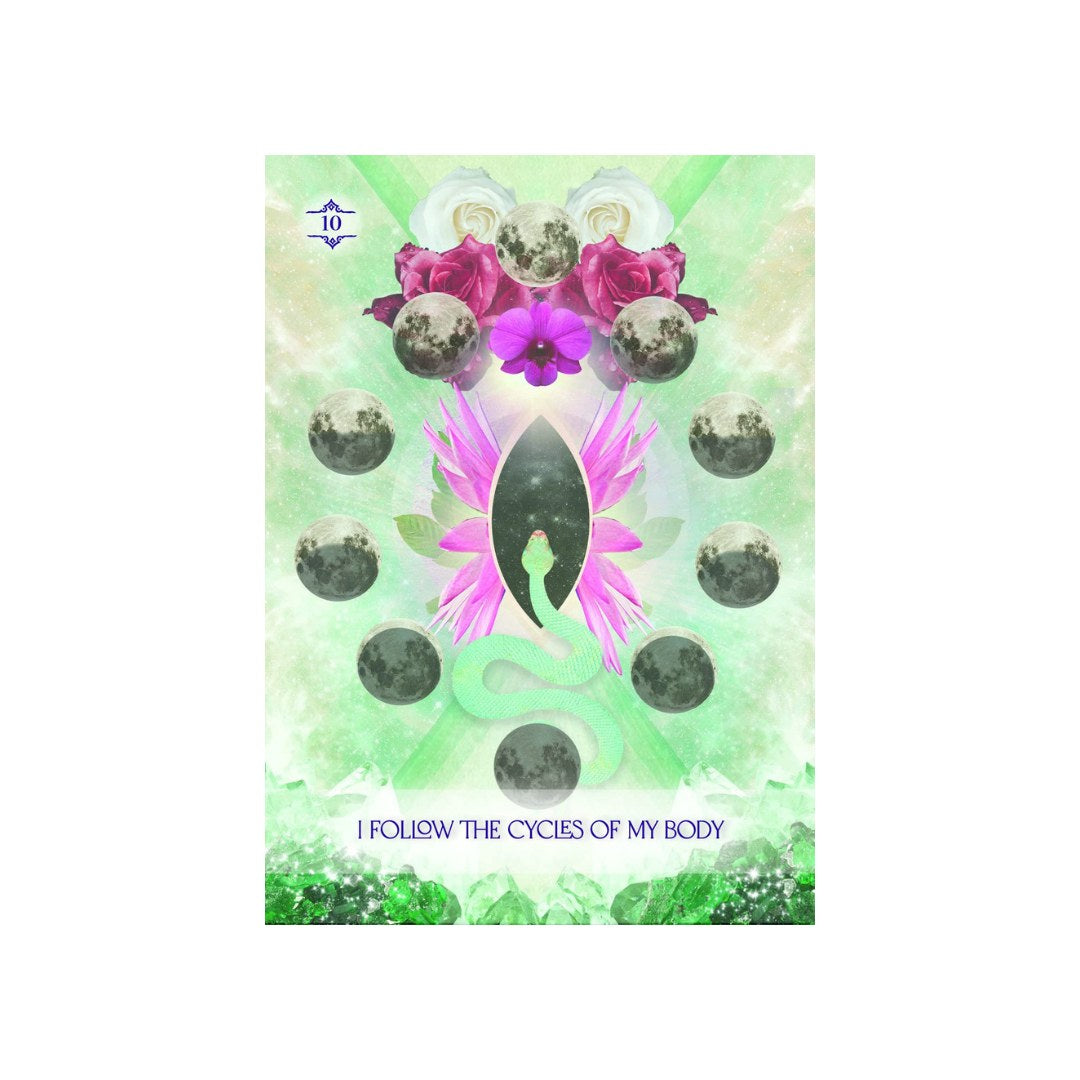 Et farverigt orakelkort med en grøn baggrund, der viser en kvindelig silhuet omgivet af lyserøde blomsterblade og en grøn slange. Måner og roser er fordelt på kortet, og teksten I FOLLOW THE CYCLES OF MY BODY er placeret nederst.
