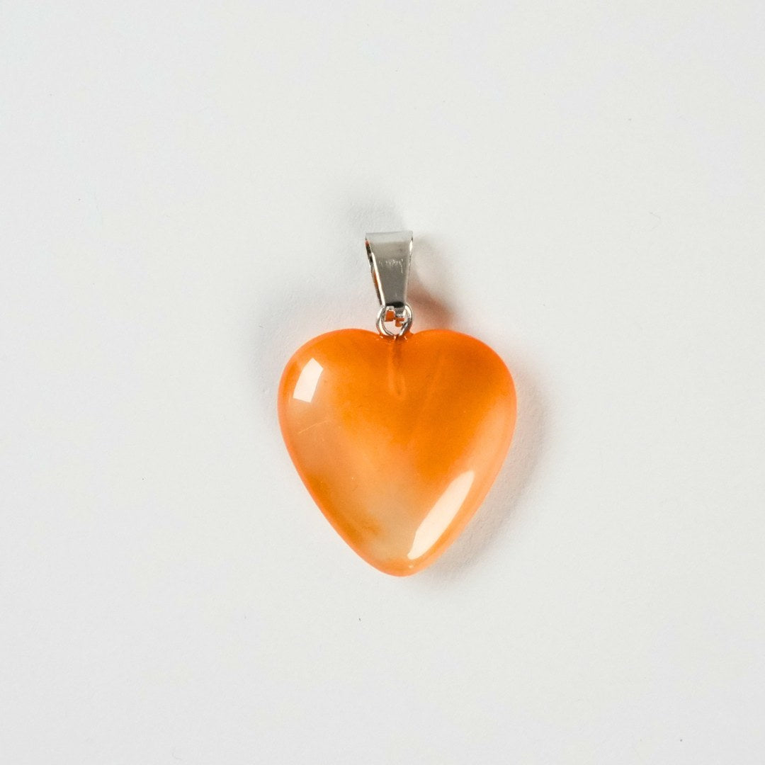 Orange hjertevedhæng med silver beslag