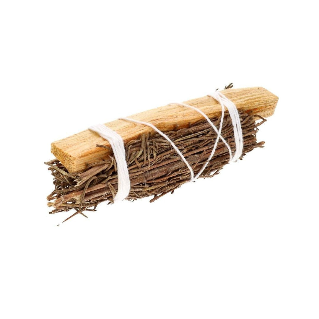Palo santo bundt med rosmarin bundet sammen med snor på hvid baggrund