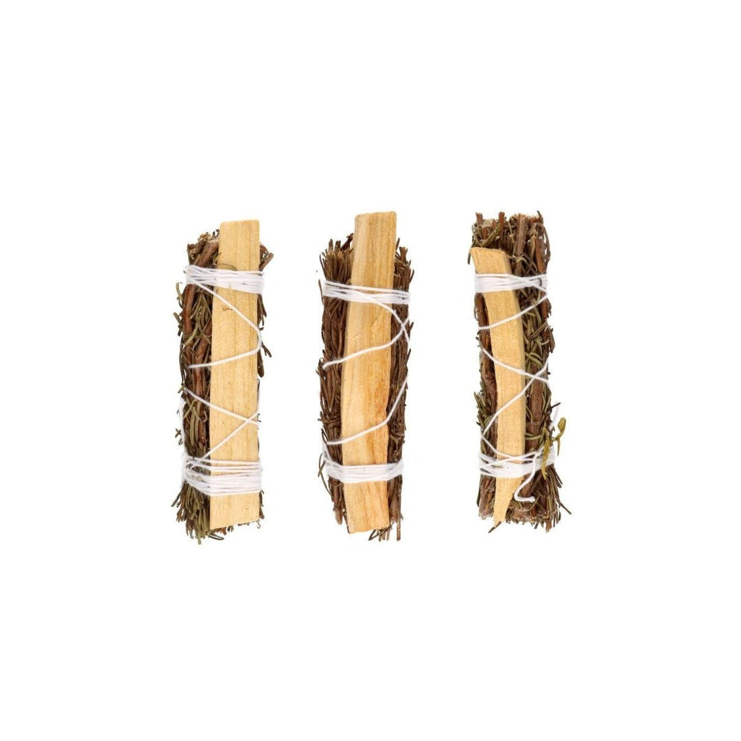Billede af tre bundter af palo santo træ og rosmarin bundet sammen med hvid snor mod en hvid baggrund