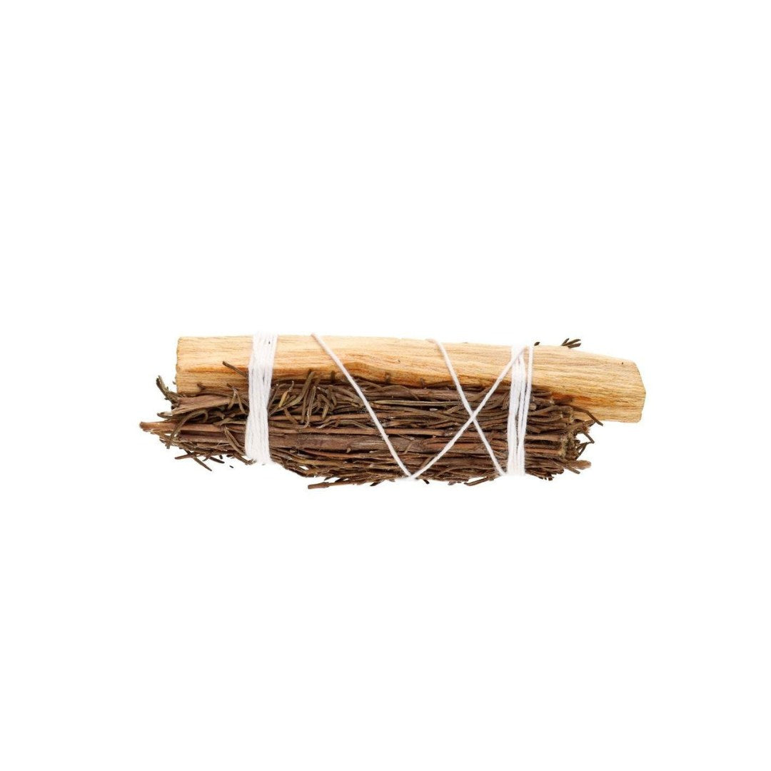 Bunke af palo santo træ og rosmarin bundet sammen med hvid snor på lys baggrund