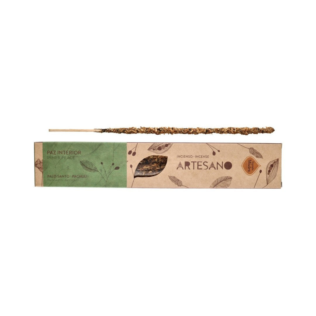 Håndlavet røgelse med duft af Palo Santo og Patchouli præsenteret i en naturlig papæske med grønne og brune nuancer samt et design med bladmotiver