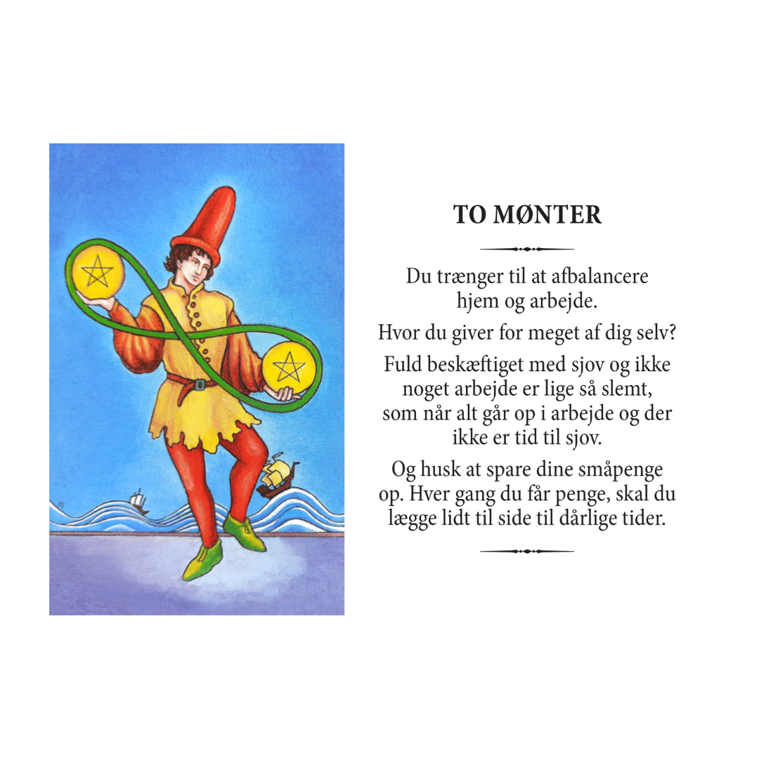 Illustration af en mand i farverig dragt med en rød hat som holder to gyldne mønter og en grøn snor med bølger i baggrunden til venstre for en tekst om tarotkortet to mønter med budskaber om balance mellem arbejde og sjov