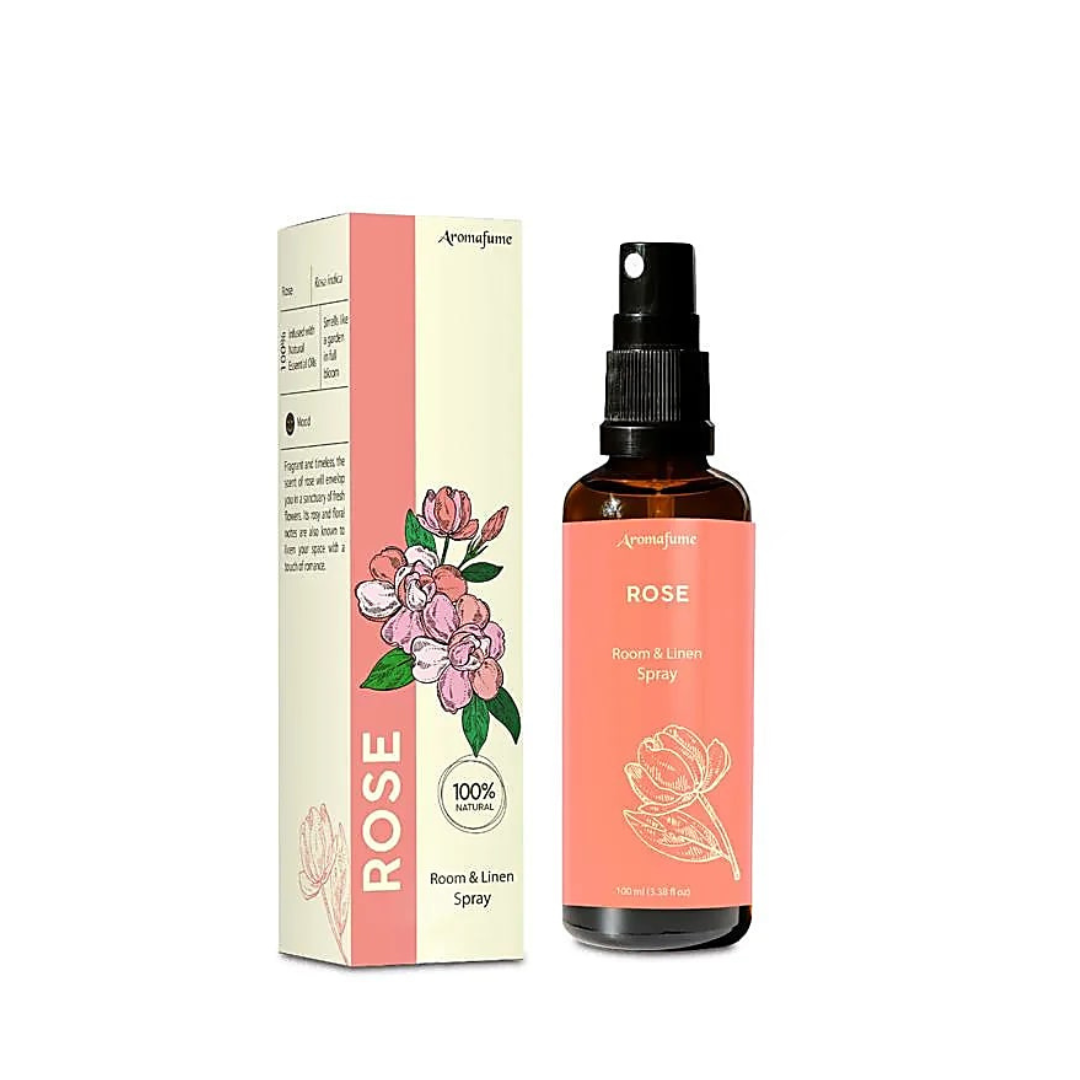 Rumspray med rosenfräsch doft i en brun glasflaska och en rosa kartong med blommotiv
