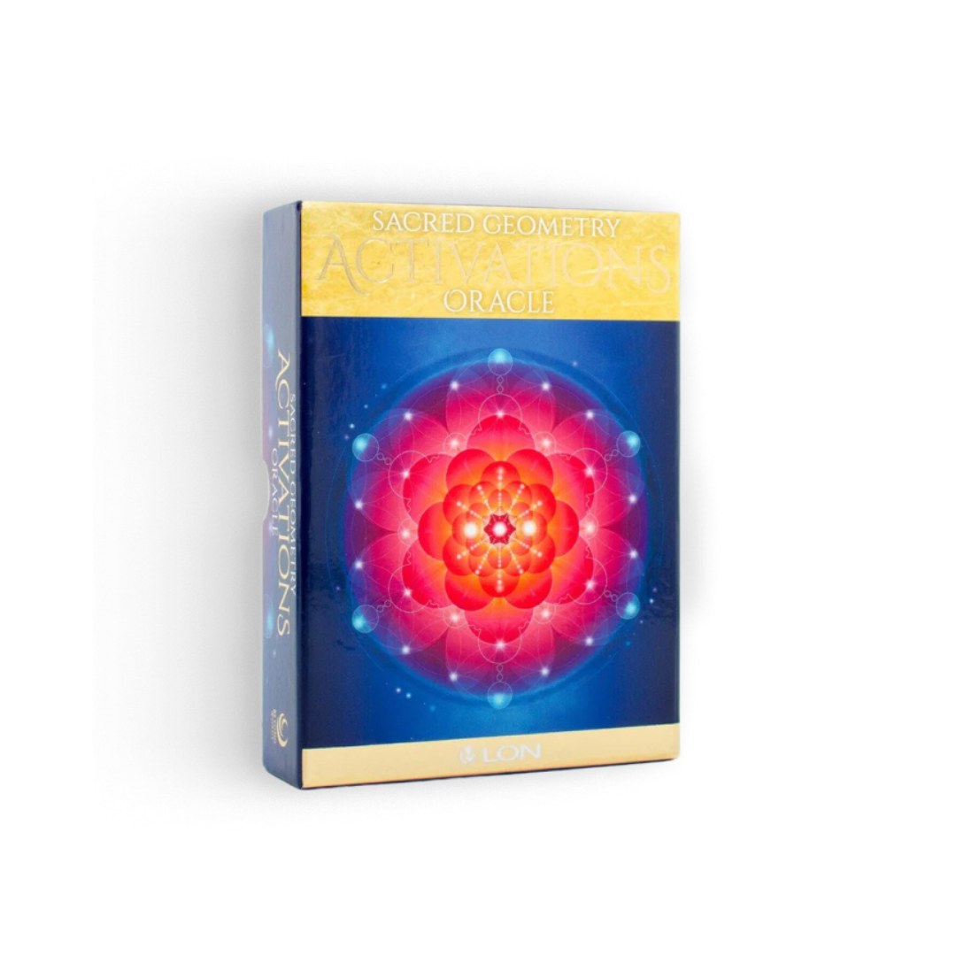 Produktpakke af orakelkort med titlen Sacred Geometry Activations designet med en farverig geometrisk mønster og en lysende rosa og blå baggrund logoet LON placeret nederst