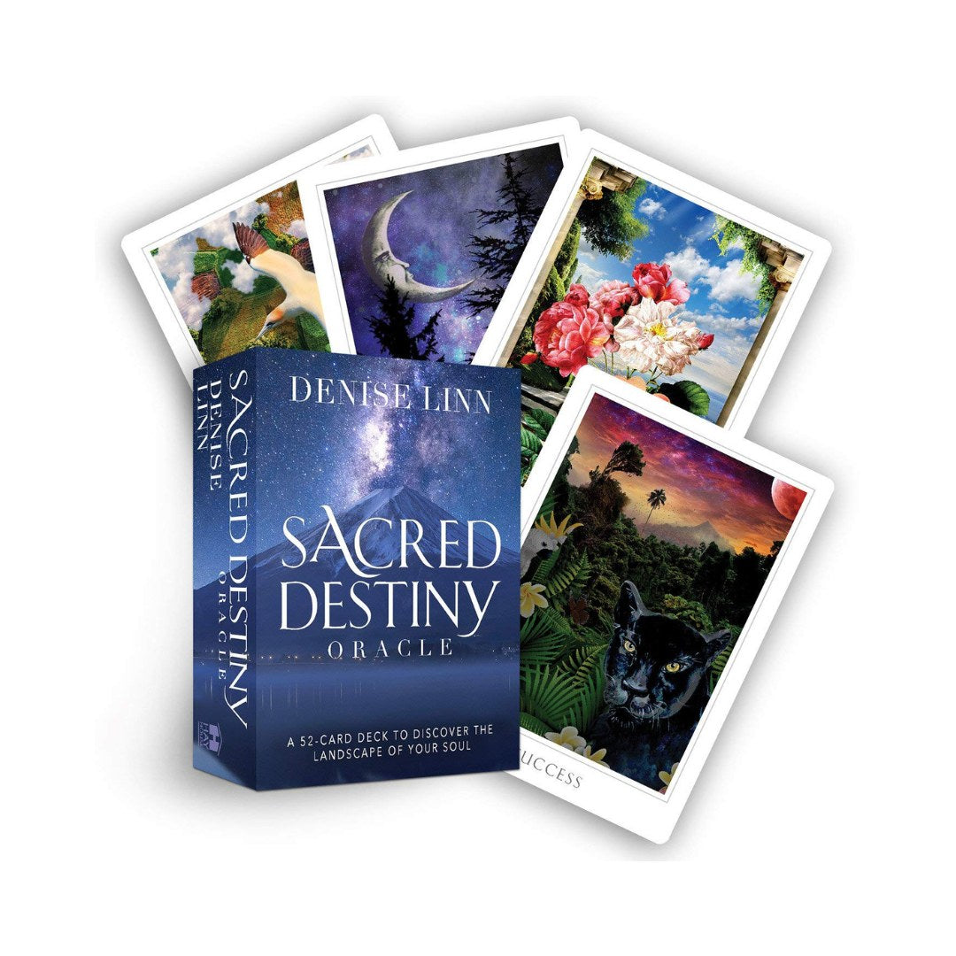 Et sæt på 52 orakelkort med titlen Sacred Destiny af Denise Linn, som viser en æske med kortene halvmørkt og en række illustrationer på kortene, der inkluderer naturmotiver, blomster, måner og dyreliv.