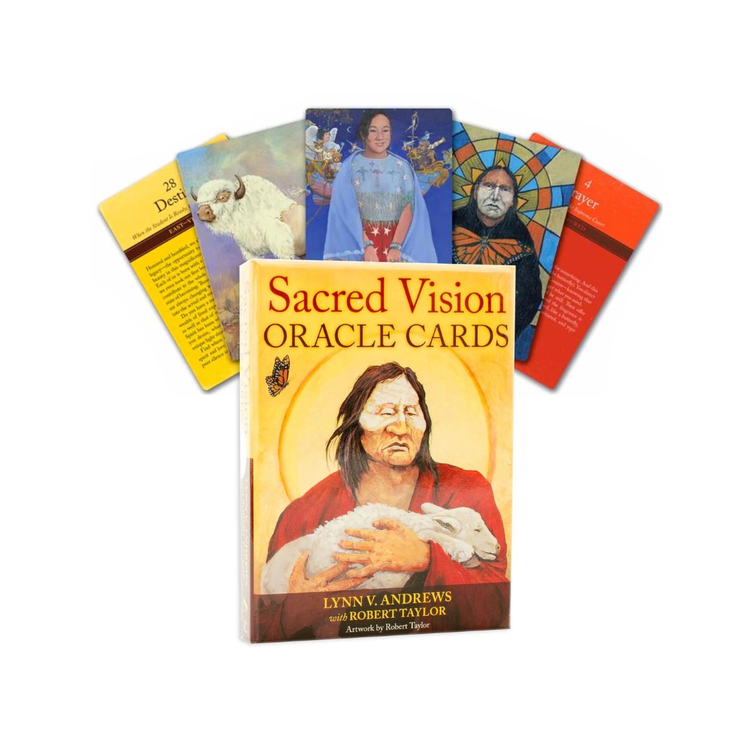 Sacred Vision Orakelkort af Lynn V. Andrews præsenterer en farverig omslag med en kvinde, der holder en lamb og ser ind i kameraet. Bagved ligger fem forskellige orakelkort, der viser forskellige illustrerede motiver, herunder et kort med en stammeskikkelse og et kort med en kvinde i traditionel beklædning. De øvrige kort i baggrunden har forskellige farver og mønstre, der fremhæver temaer fra orakelsættet.