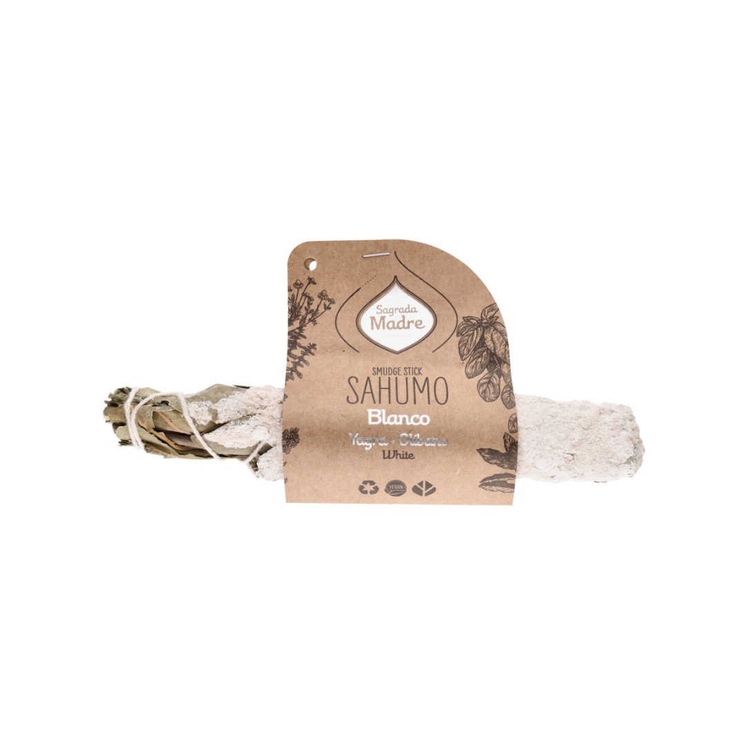 Sahumo røgelse i hvid farve præsenteret med en label der viser produktets navn og beskrivelse samt naturlige elementer som urter og blade, anbragt på en neutral baggrund